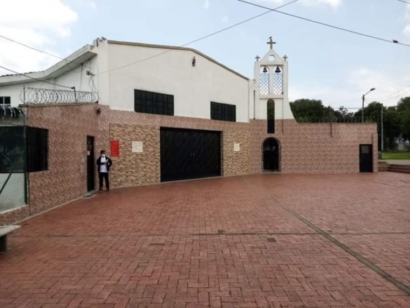 Fachada del templo San Ireneo, Milenta, Bogotá